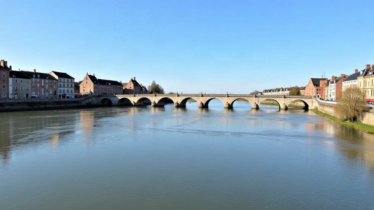 La Loire à Gien, pont de pierre à arches multiples et maisons de brique et de pierre sur les quais
